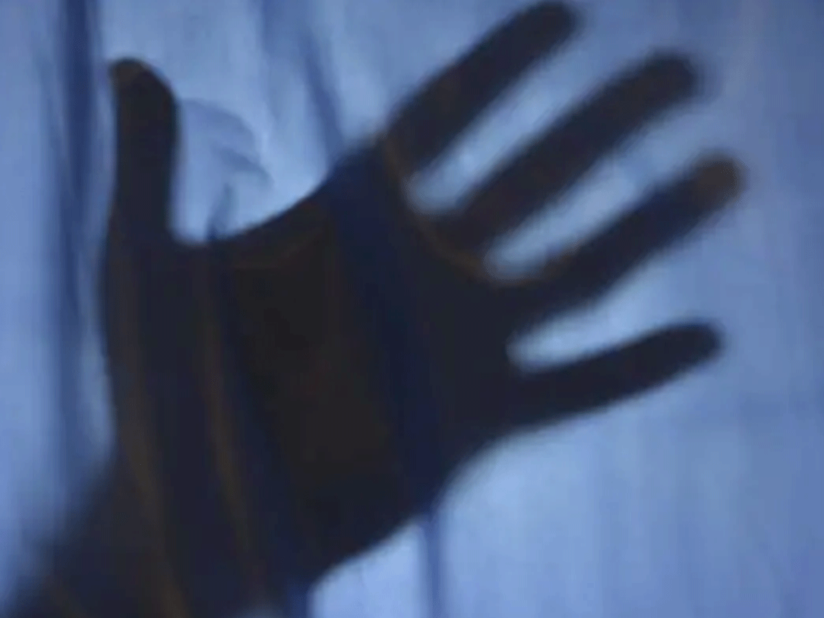 మేల్ నర్స్ అత్యాచారం చేసిన కరోనా రోగి మృతి….