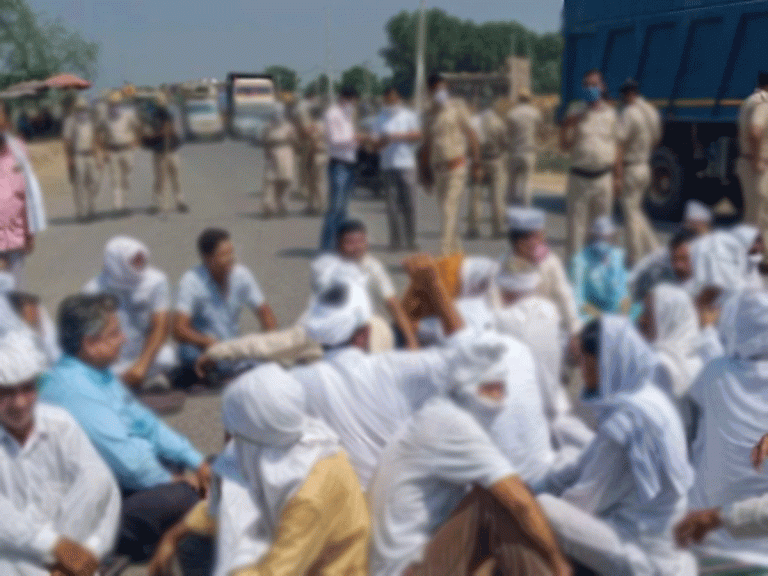 వరంగల్ లో జాతీయ రహదారిని దిగ్బంధించిన రైతులు…