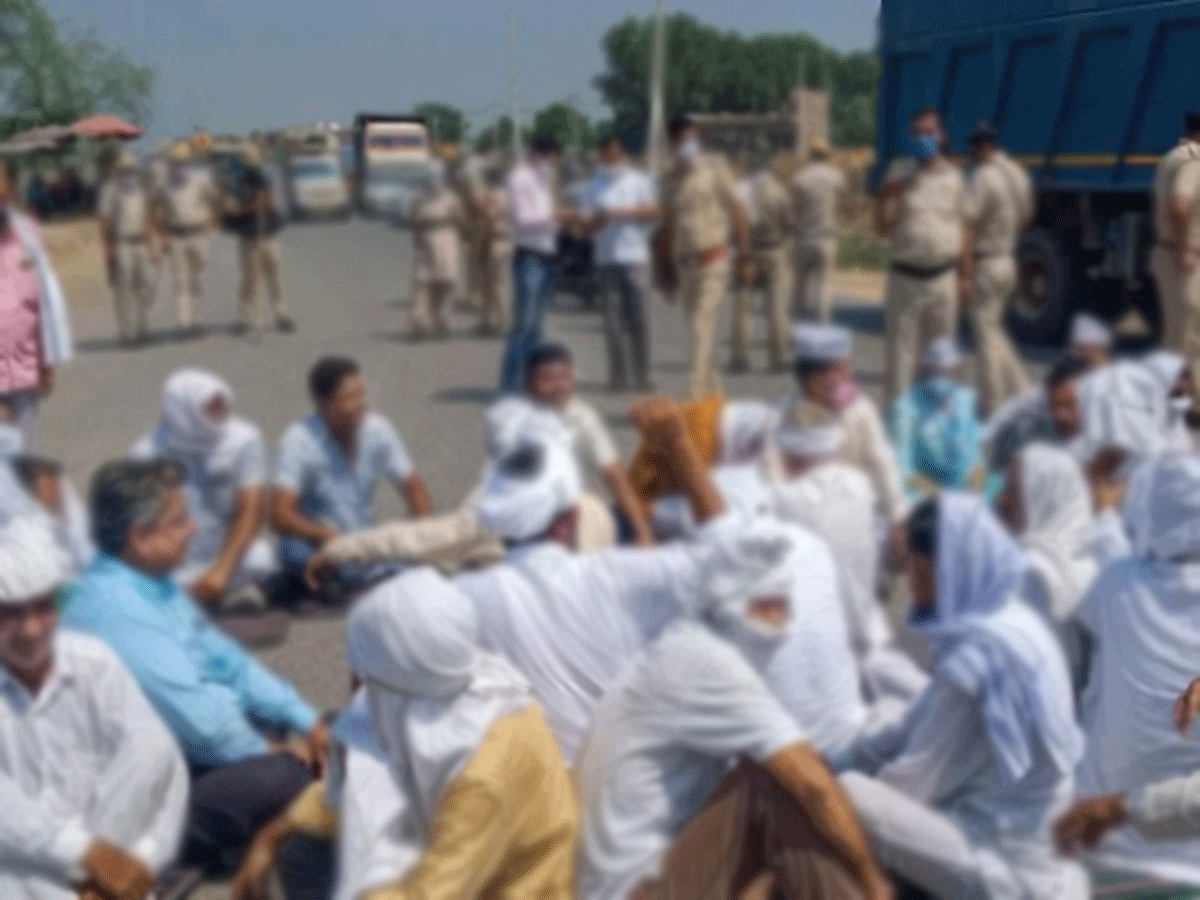 వరంగల్ లో జాతీయ రహదారిని దిగ్బంధించిన రైతులు…