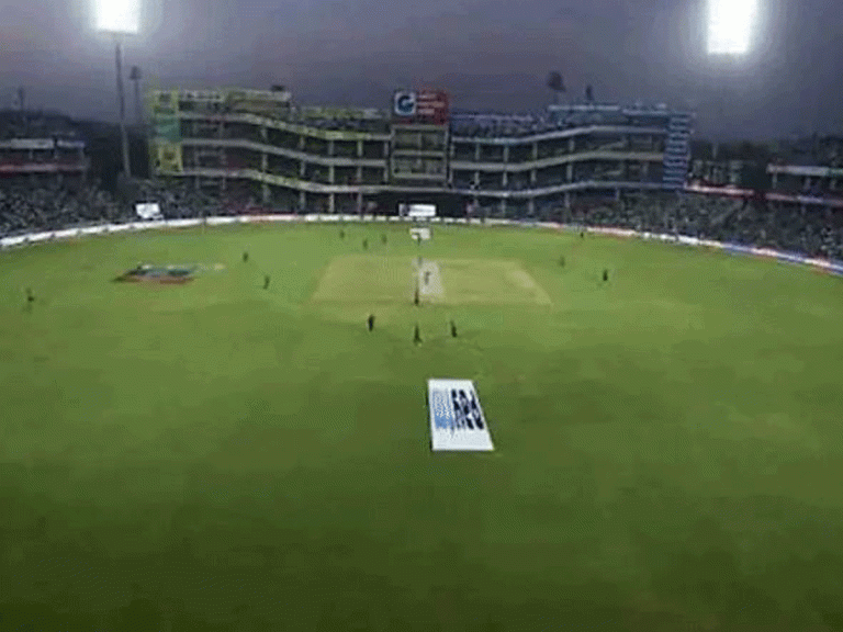 బీసీసీఐకి మరో షాక్… కరోనా బారిన పడిన ఢిల్లీ గ్రౌండ్ సిబ్బంది