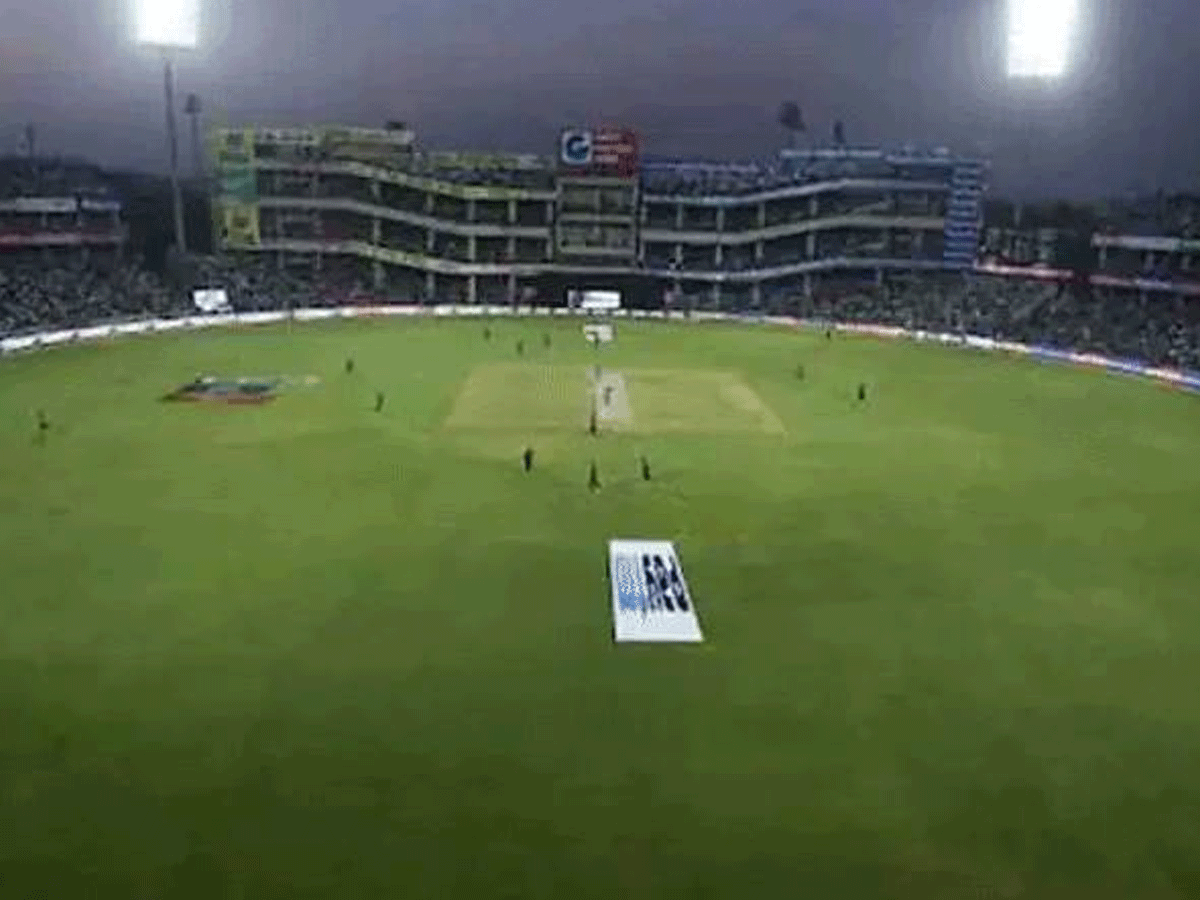 బీసీసీఐకి మరో షాక్… కరోనా బారిన పడిన ఢిల్లీ గ్రౌండ్ సిబ్బంది