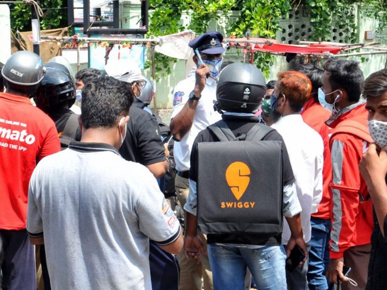 ఫుడ్ డెలివరీ సంస్థలకు పోలీసుల ఝలక్.. ఆందోళన!