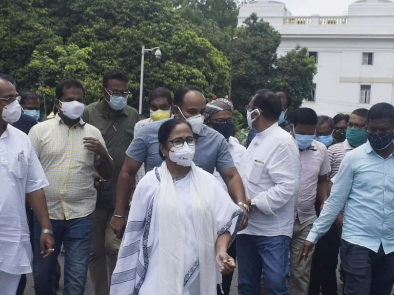 మంత్రి అరెస్టు, సీబీఐ ఆఫీసుకు సిఎం మమత..