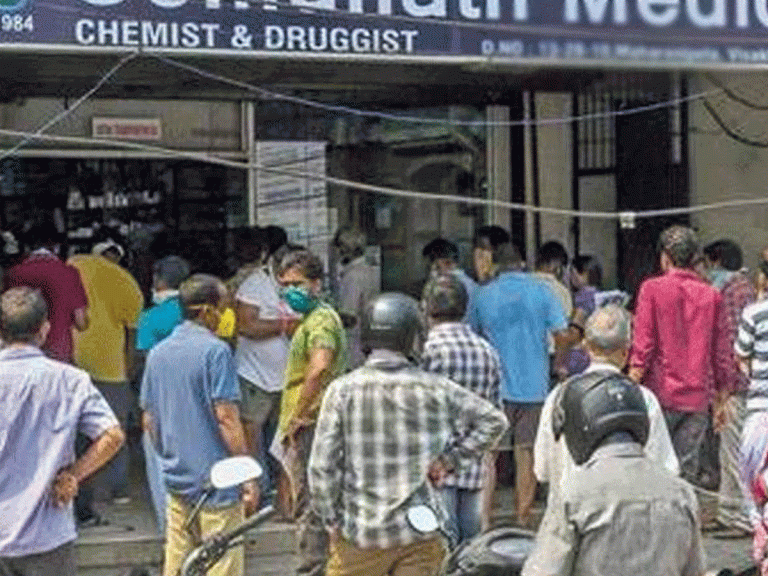 విశాఖలో కిటకిటలాడుతోన్న మెడికల్ షాపులు…