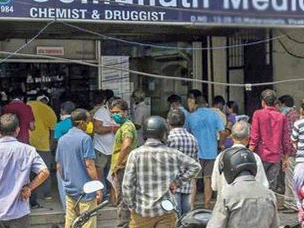 విశాఖలో కిటకిటలాడుతోన్న మెడికల్ షాపులు…