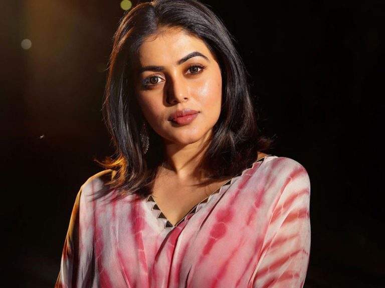 గుచ్చే గులాబీలాగా… మెరిసిపోతున్న పూర్ణ