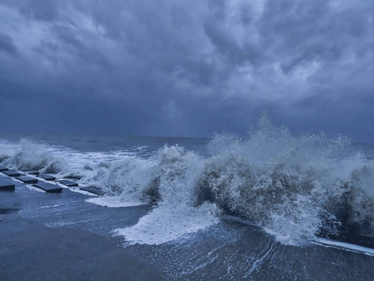 ఒరిస్సా, బెంగాల్ తీరంపై విరుచుకుపడ ‘యాస్’ తుఫాన్..