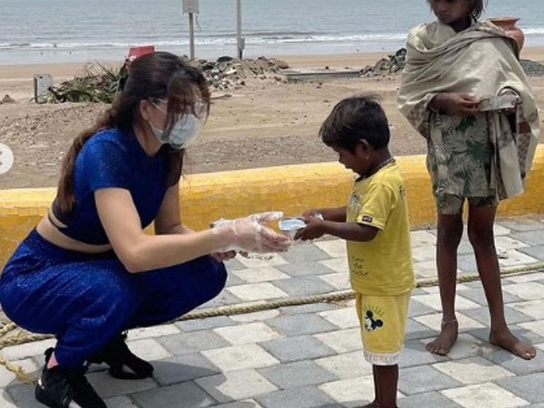 తుపాను బాధితుల‌ను ఆదుకున్న బ్లాక్ రోజ్ బ్యూటీ!