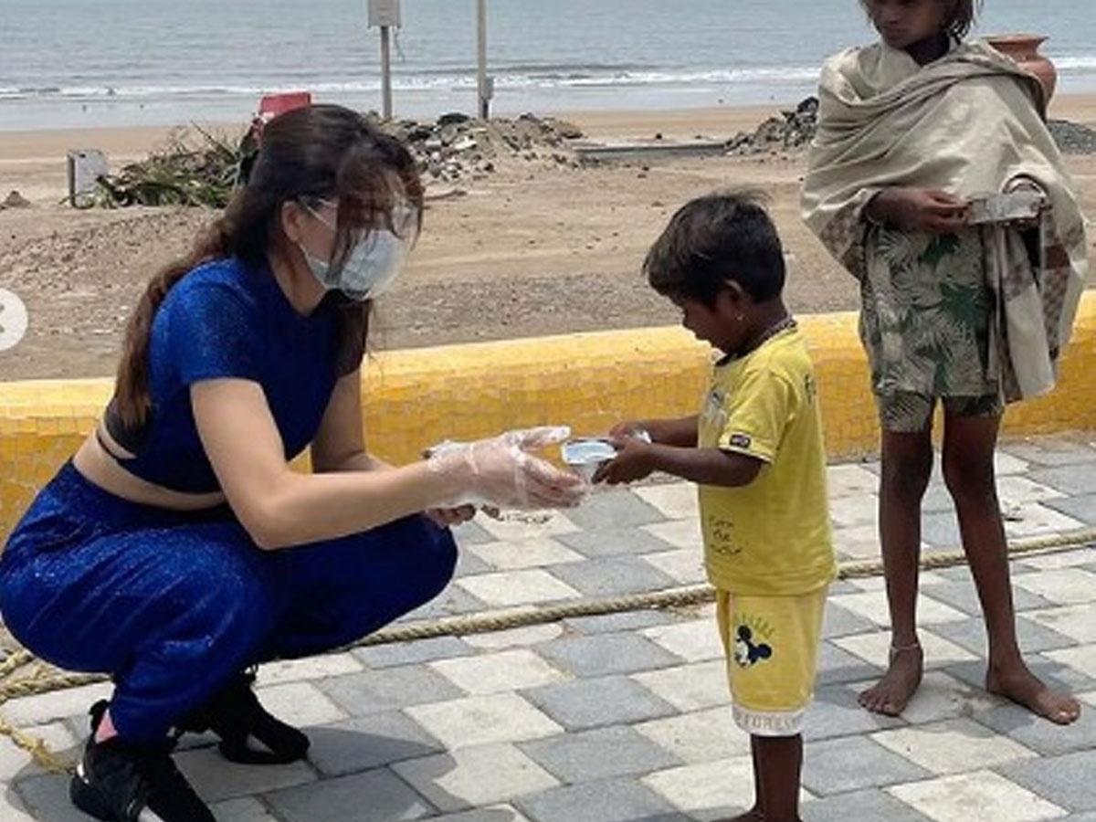 తుపాను బాధితుల‌ను ఆదుకున్న బ్లాక్ రోజ్ బ్యూటీ!