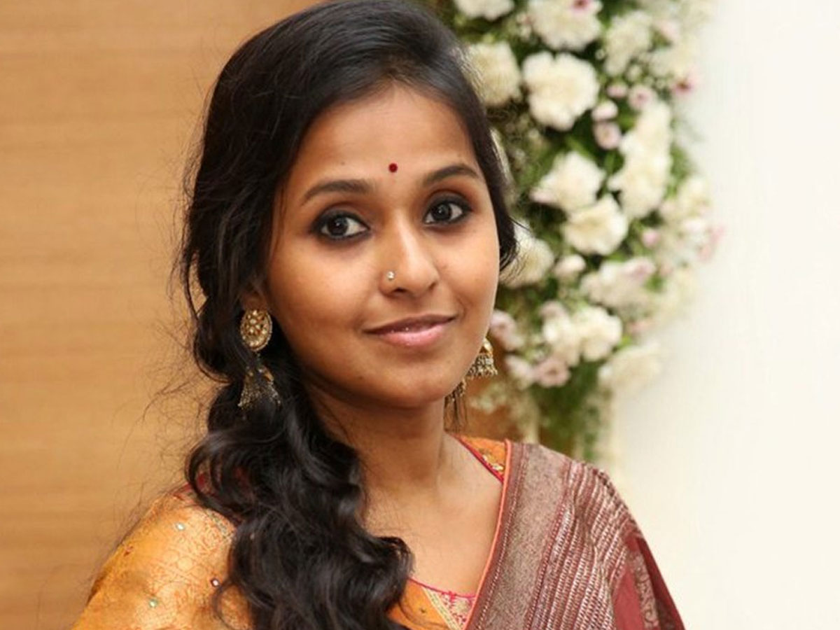 వైరస్​ బాధితులను ఆదుకునేందుకు​ సింగర్ స్మిత సాయం