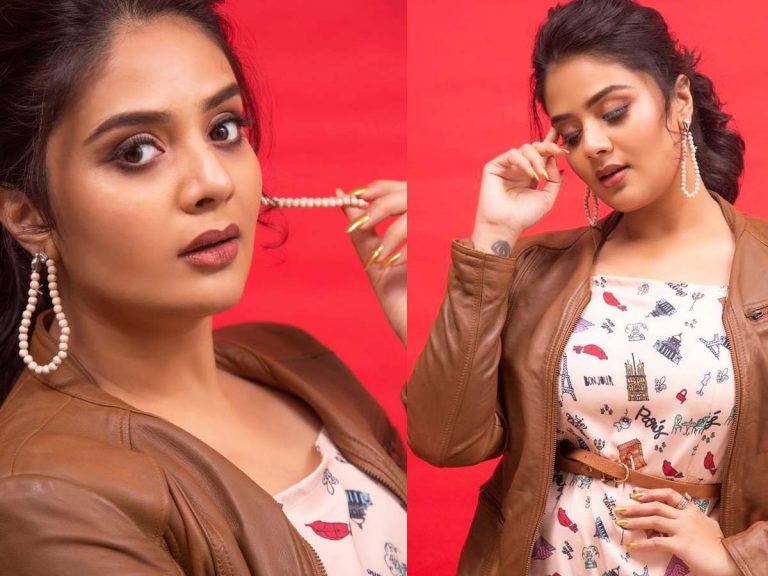 అందాలు ఆరబోస్తున్న శ్రీముఖి…