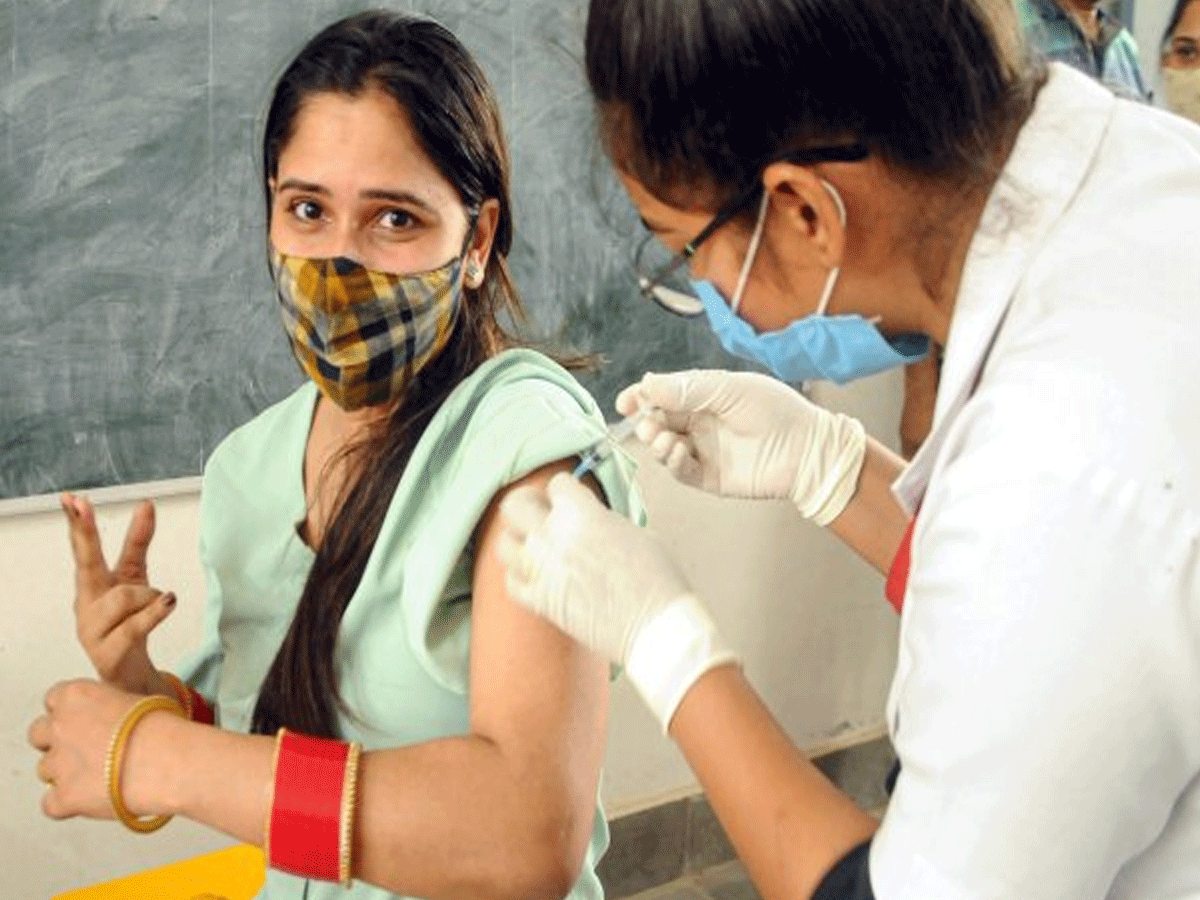 వ్యాక్సినేష‌న్‌.. విదేశాలకు వెళ్లే వారికి ప్రాధాన్యం…