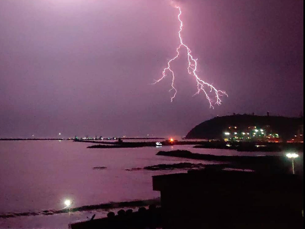 మారిన వాతావరణం.. దట్టంగా కమ్ముకున్న మేఘాలు