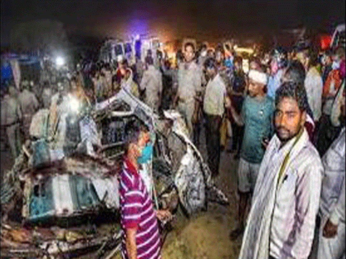 యూపీలో బ‌స్సు ప్ర‌మాదంః 16 మంది మృతి…