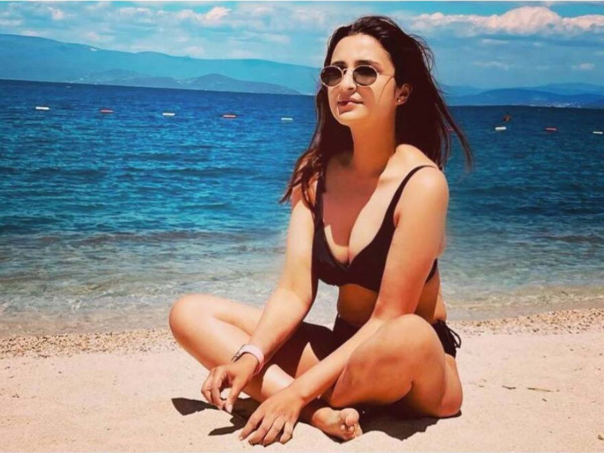 విమానాలు లేకున్నా టర్కీలో పరిణీతి చోప్రా! ఫారిన్ బీచ్ లో విహారాలు…