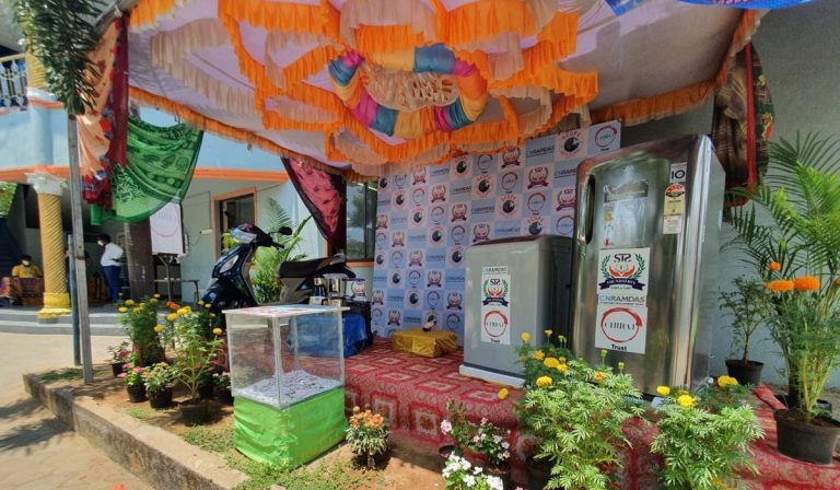 వ్యాక్సిన్ తీసుకుంటే భారీ బ‌హుమానలు…క్యూ క‌డుతున్న యువ‌త‌…