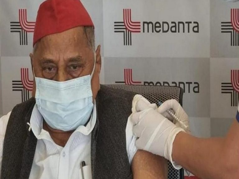 వ్యాక్సిన్ తీసుకున్న ములాయం సింగ్‌…అఖిలేష్‌పై సెటైర్లు…