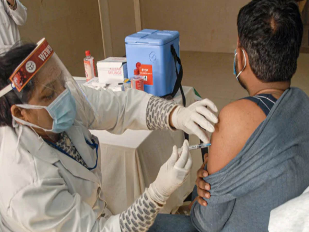 ప్ర‌భుత్వ ఉద్యోగుల‌కు కొత్త నిబంధ‌నః టీకా వేయించుకుంటేనే జీతం…