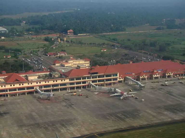 కొచ్చిన్ ఎయిర్‌పోర్ట్ లో బంగారం ప‌ట్టివేత‌… అధికారుల‌ను బురిడీ కొట్టించాల‌ని ప్ర‌య‌త్నించి…