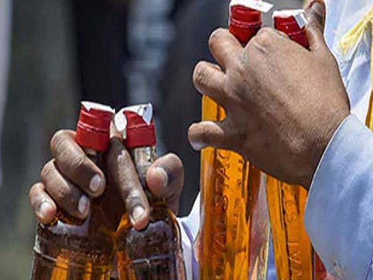 అక్క‌డ క్వార్ట‌ర్ మందు రూ.800…షాపులు మూత‌ప‌డినా…