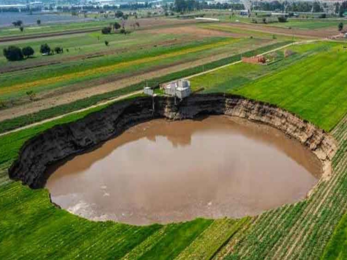 మెక్సికోను భ‌య‌పెడుతున్న సింక్ హోల్‌… చూస్తుండ‌గానే…