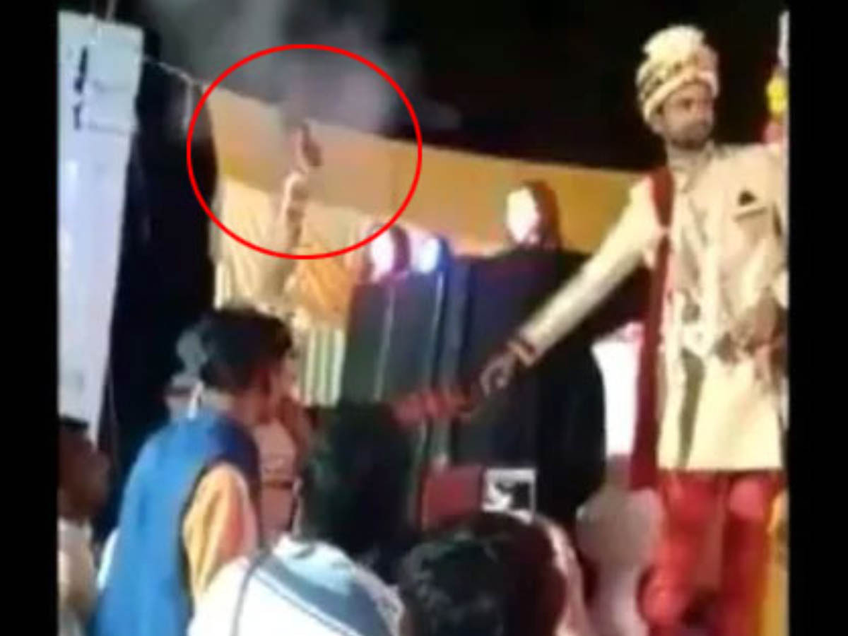 వైర‌ల్ః గాల్లోకి పెళ్లికూతురు కాల్పులు…ఎఫ్ఐఆర్ న‌మోదు…