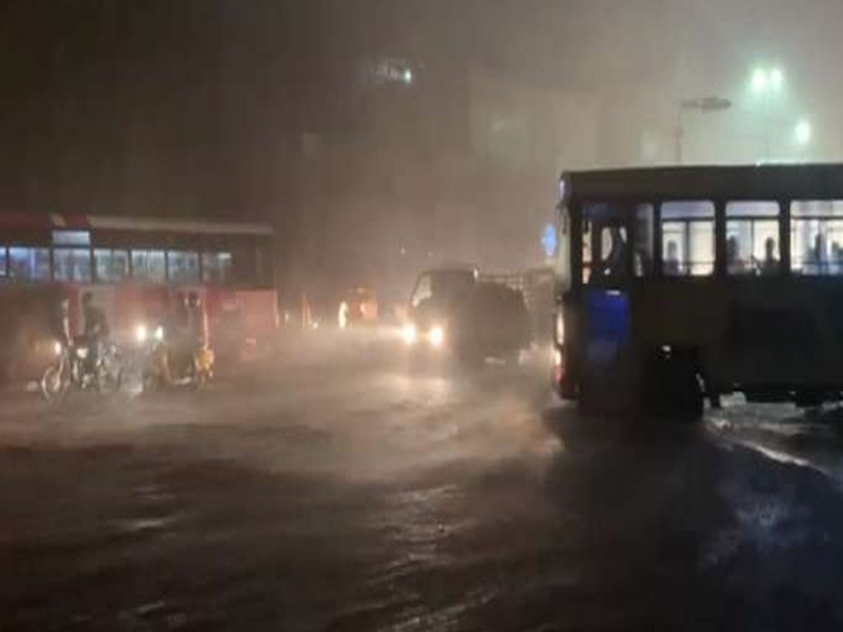 హైద‌రాబాద్ న‌గ‌రంలో భారీ వ‌ర్షం… త‌డిసిముద్దైన మ‌హాన‌గ‌రం…