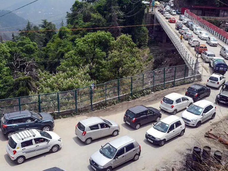 సిమ్లాకు పోటెత్తిన ప‌ర్యాట‌కులు…ఇదే కార‌ణం…