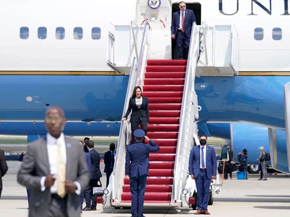 క‌మ‌లా హ్యారిస్‌కు త‌ప్పిన భారీ ప్ర‌మాదం…