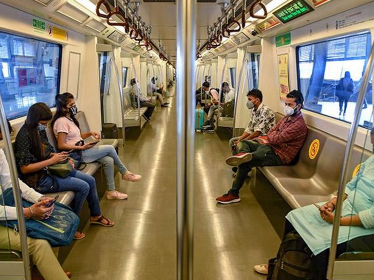 ఢిల్లీ అన్‌లాక్ః  మొదటిరోజే మెట్ర‌లో…