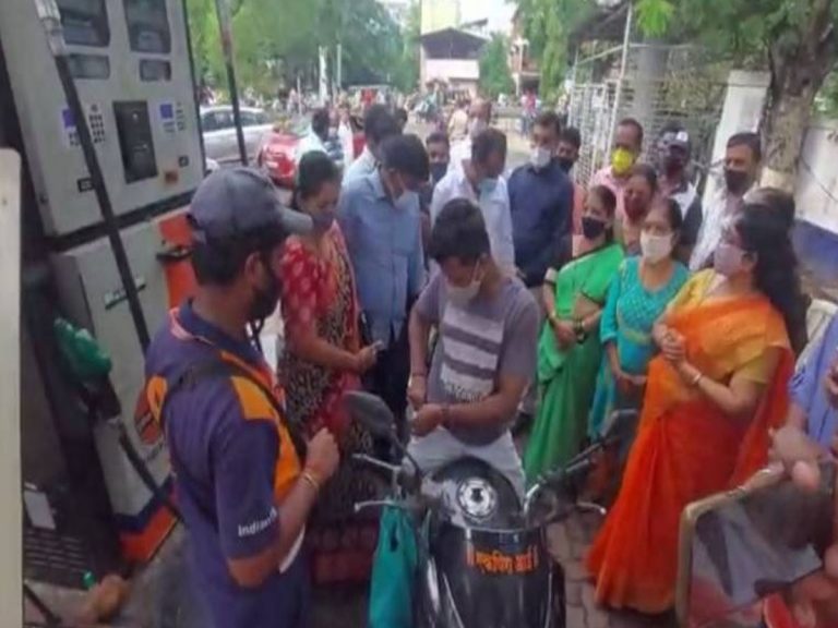 మ‌హారాష్ట్ర‌లో రూపాయికే పెట్రోల్… కిలోమీట‌ర్ల మేర క్యూ…