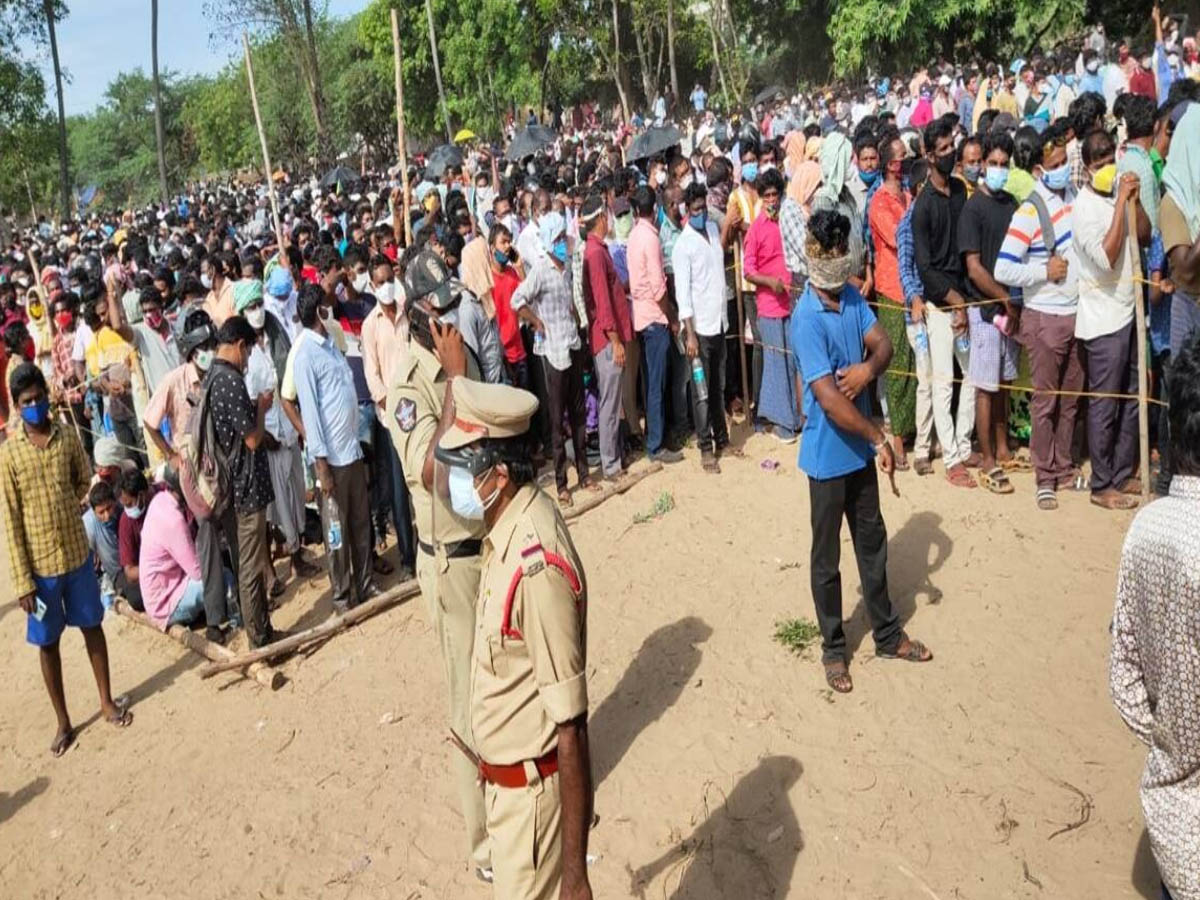 ఆధార్ కార్డు ఉంటేనే ఆ గ్రామంలోకి అనుమ‌తి… ఎందుకంటే…