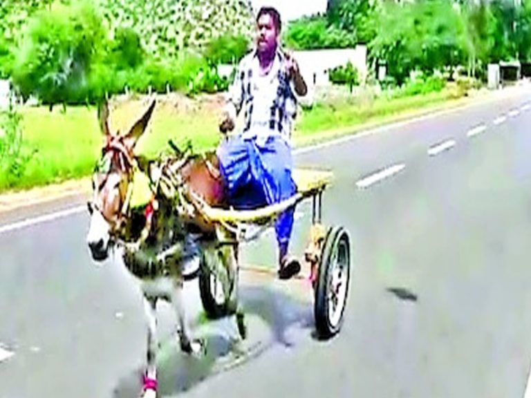 పెట్రోల్‌కు భ‌య‌ప‌డి…జ‌ట్కా బండి ఎక్కి…