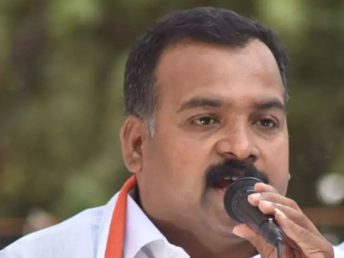 అందరికి ఉచితంగా వ్యాక్సిన్ ఇవ్వాలి…