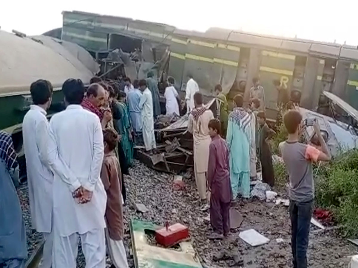పాక్‌లో ఘోర రైలు ప్ర‌మాదం…30 మంది మృతి…