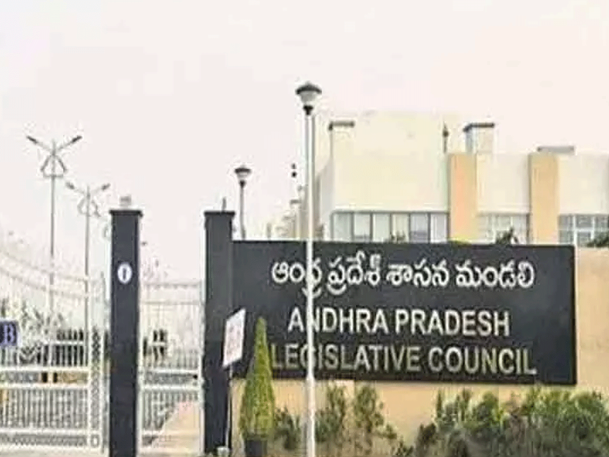 మండ‌లిలో మారిన స‌మీక‌ర‌ణాలు.. ఆధిక్యంలోకి వైసీపీ..!