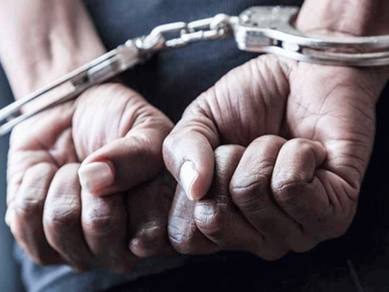 ఎయిర్‌పోర్ట్‌లో రూ.28 కోట్ల విలువైన డ్ర‌గ్స్ ప‌ట్టివేత‌