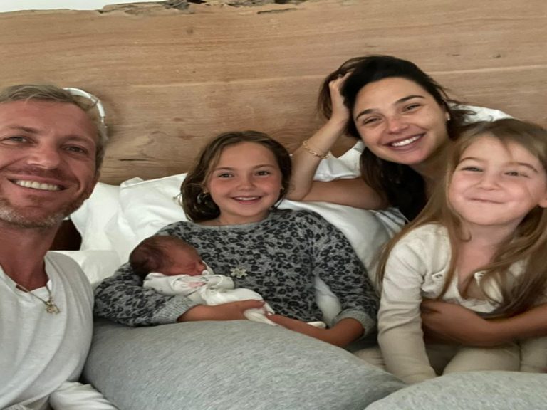 పండంటి బిడ్డకు జన్మనిచ్చిన “వండర్ వుమన్”