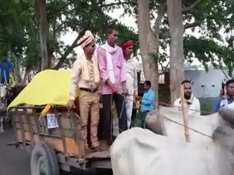 ఎండ్లబండిపై పెళ్లి బృందం… సోష‌ల్ మీడియాలో వైర‌ల్‌…