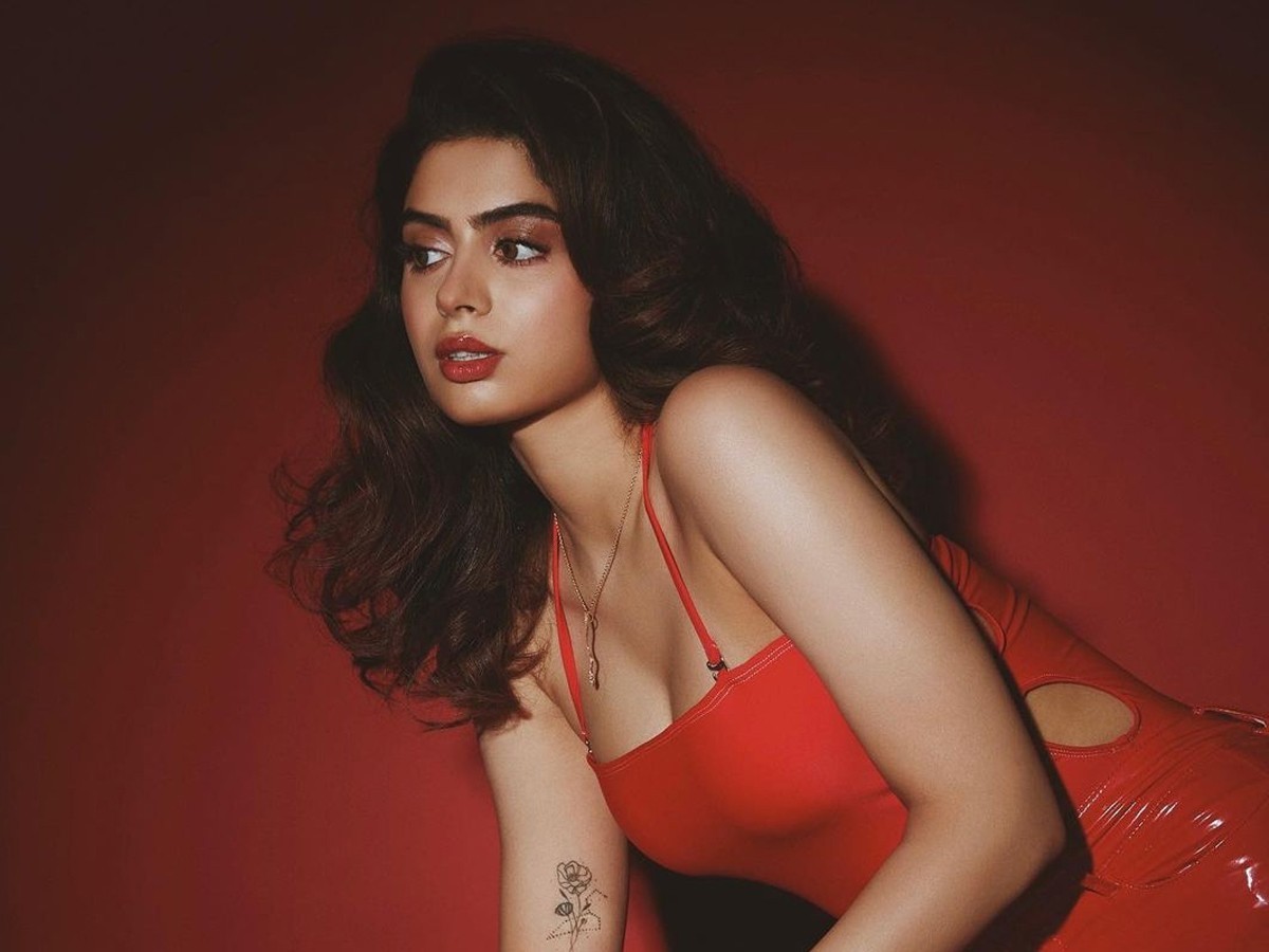 ఫోటోషూట్లతో నెట్టింట్లో జాన్వీ కపూర్ రచ్చ…!