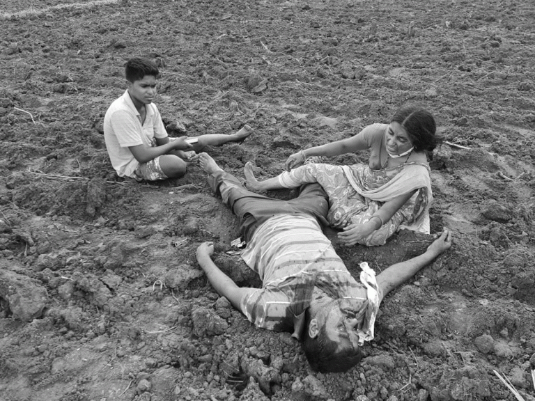 భూవివాదం.. తండ్రి, ఇద్ద‌రు కుమారుల దారుణ హ‌త్య‌