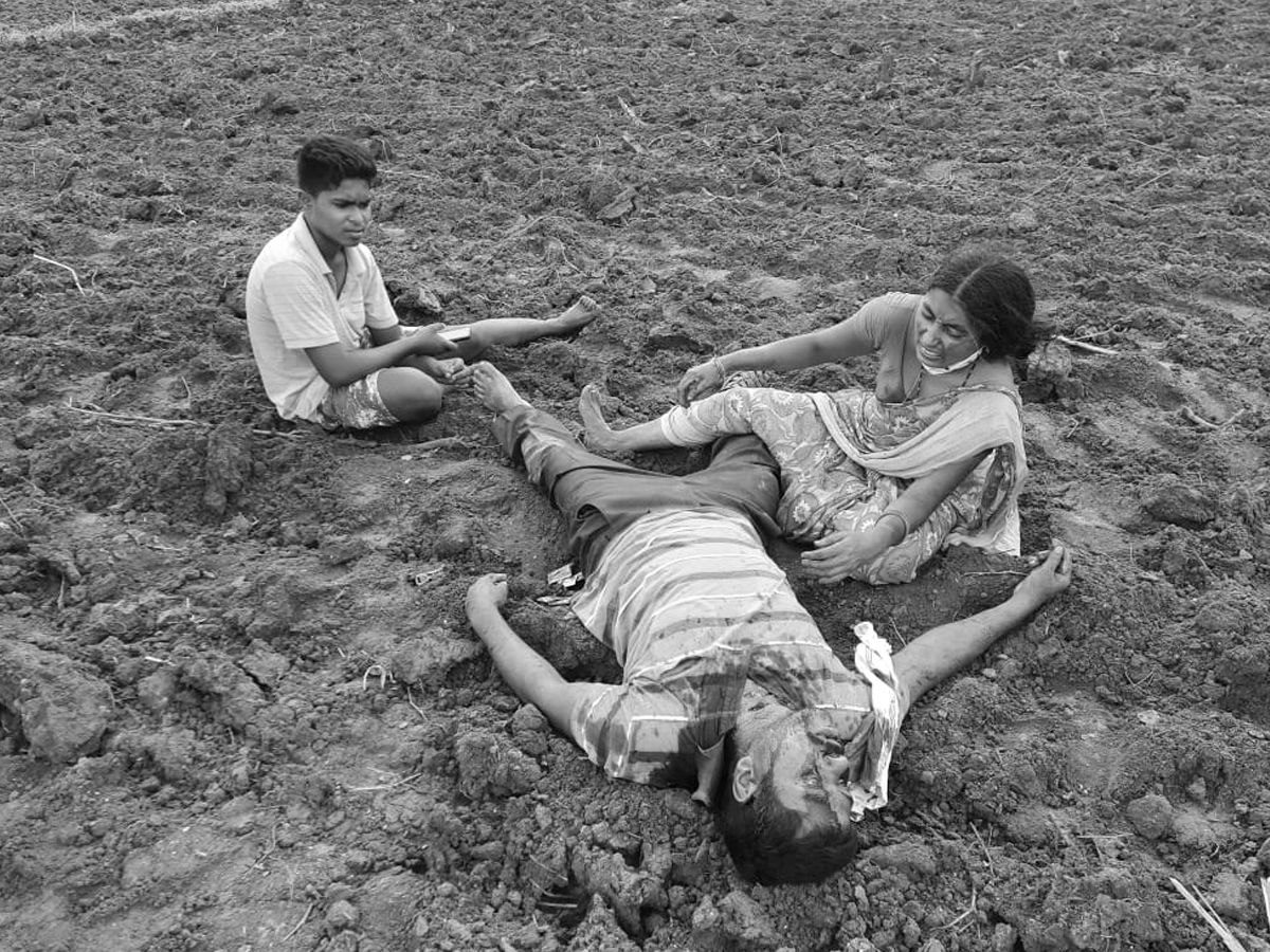 భూవివాదం.. తండ్రి, ఇద్ద‌రు కుమారుల దారుణ హ‌త్య‌