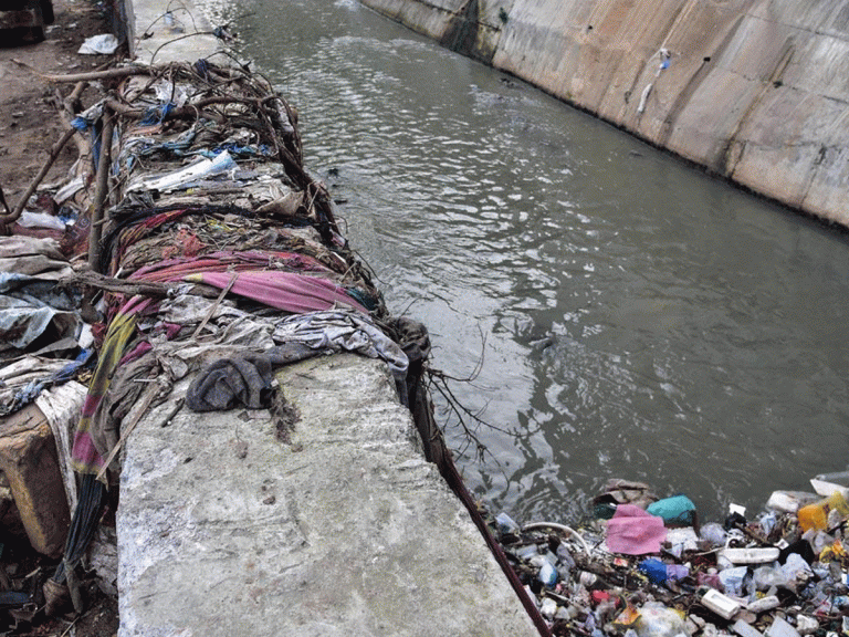 హైద‌రాబాద్‌: నాలాలో ప‌డి ఏడేళ్ల బాలుడు మృతి