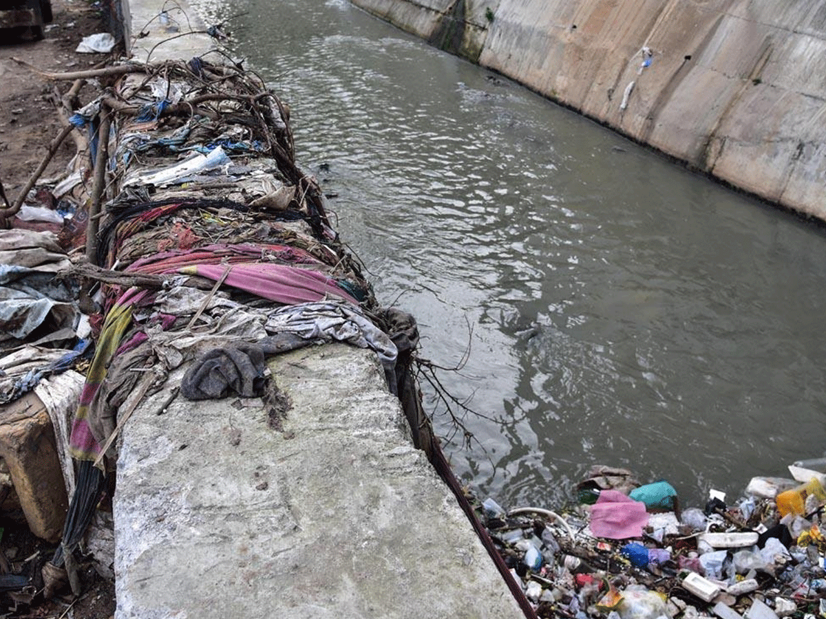 హైద‌రాబాద్‌: నాలాలో ప‌డి ఏడేళ్ల బాలుడు మృతి
