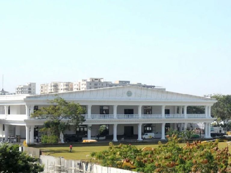 ప్రగతి భవన్‌ వద్ద యువకుల హల్‌చల్‌.. ఆత్మహత్యాయత్నం..!