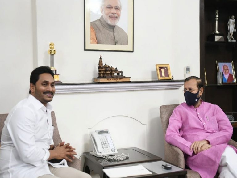 ఏపీ సీఎం ఢిల్లీ టూర్‌.. ప్రకాష్‌ జవదేకర్‌తో భేటీ.. వీటిపైనే చర్చ..!