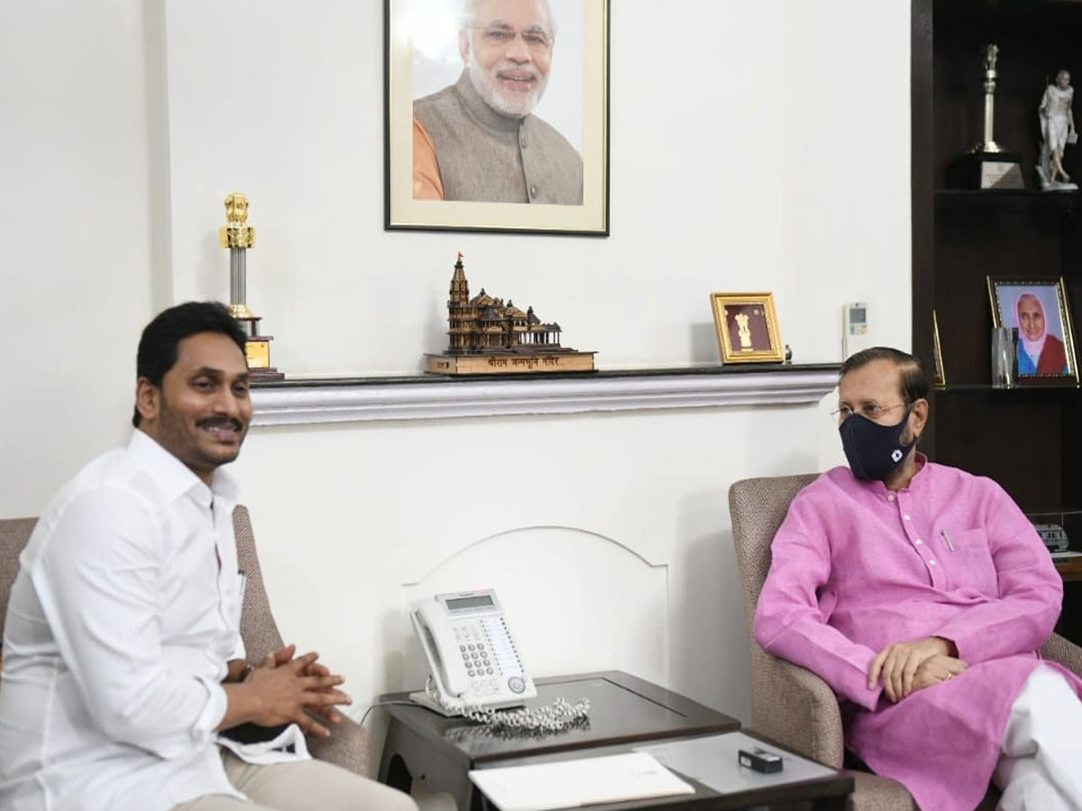 ఏపీ సీఎం ఢిల్లీ టూర్‌.. ప్రకాష్‌ జవదేకర్‌తో భేటీ.. వీటిపైనే చర్చ..!