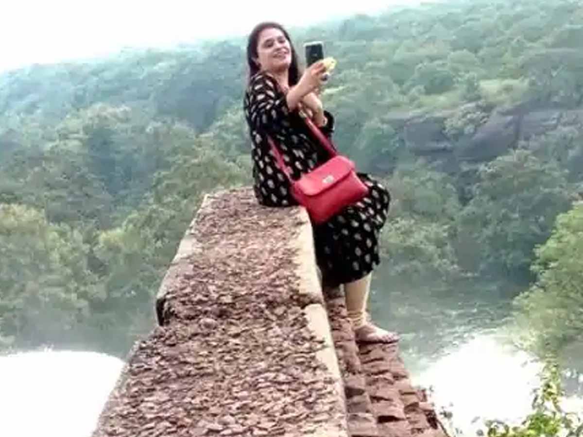 ఆ జిల్లాలో సెల్ఫీలు నిషేదం… అతిక్ర‌మిస్తే జైలు శిక్ష‌…