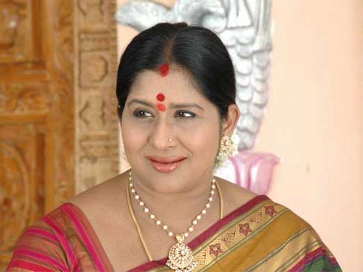 సీనియర్ నటి ఇంట్లో కరోనా కల్లోలం