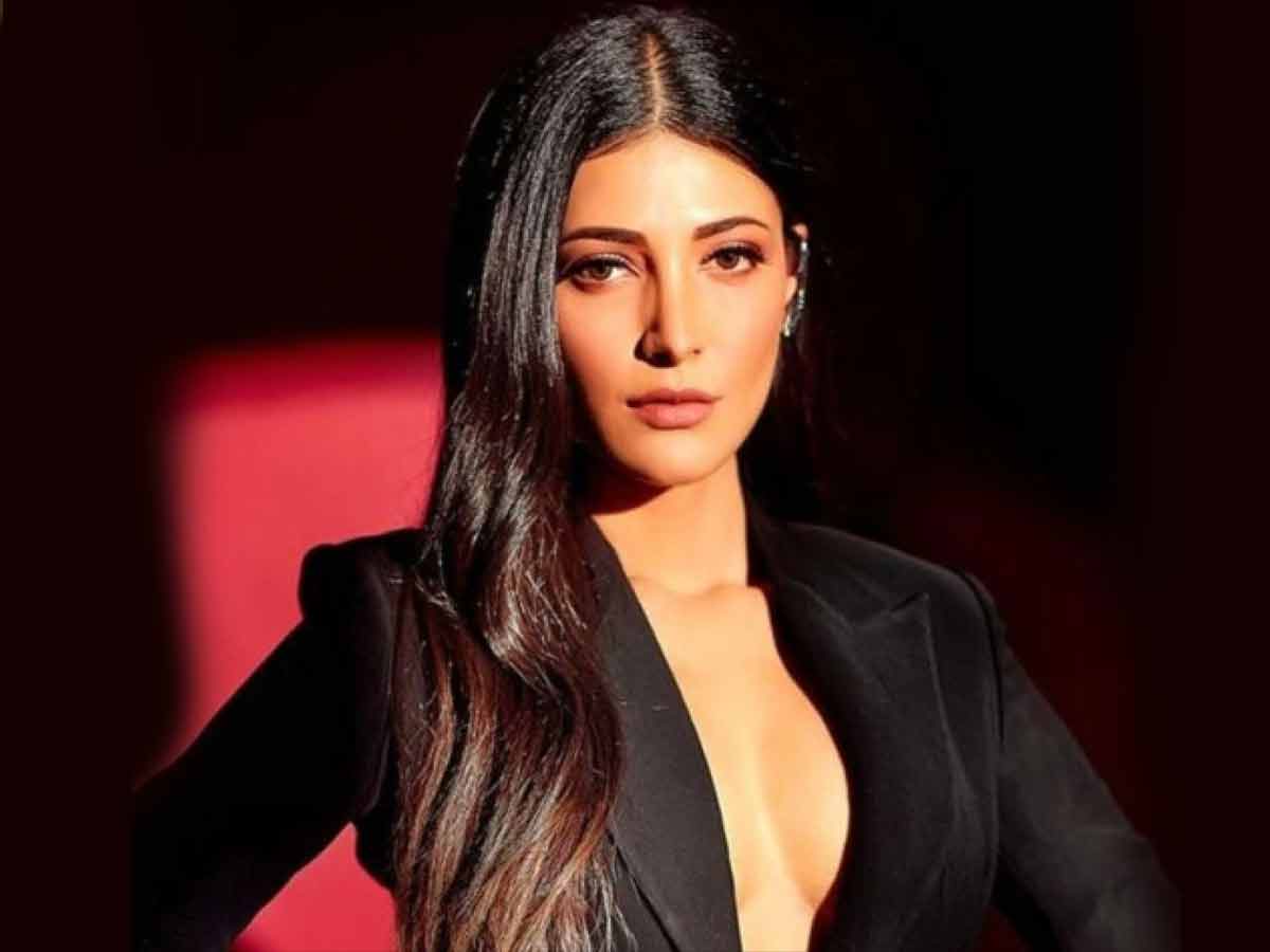 గ్లామర్ హద్దులు చెరిపేసిన శృతి… ఇంత హాట్ గానా…!!